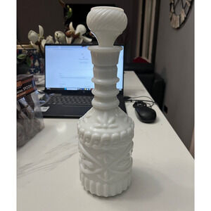 Vintage 1969 Jim Beam Kentucky Derby Whisky Empty Milk Glass Decanter